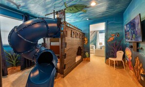 6 soverom, skrivebord for bærbar PC, strykejern/-brett og sengetøy