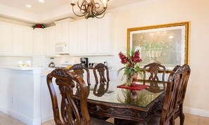 Mikrovågsugn, ugn, spishäll och diskmaskin