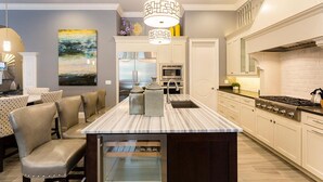 Private kitchen - 5 Star Villa on Reunion Resort and Spa With Large Private Pool, Orlando Mansion 4746 (Kissimmee)