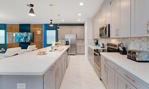 Mikrobølgeovn, ovn, kokeplater og oppvaskmaskin