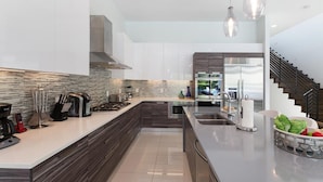 Microwave, oven, stovetop, dishwasher - 5 Star Villa With Private Pool on Reunion Resort and Spa, Orlando Villa 4547 (Kissimmee)