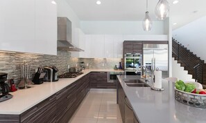 Microonde, forno, piano cottura, lavastoviglie