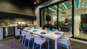 Outdoor dining - 5 Star Villa With Private Pool on Reunion Resort and Spa, Orlando Villa 4547 (Kissimmee)