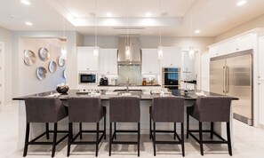 Kylskåp, mikrovågsugn, ugn och spishäll