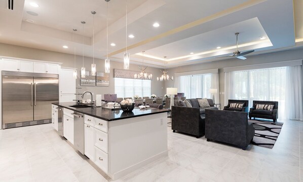 Kylskåp, mikrovågsugn, ugn och spishäll