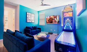 9 Schlafzimmer, laptopgeeigneter Arbeitsplatz, Bettwäsche