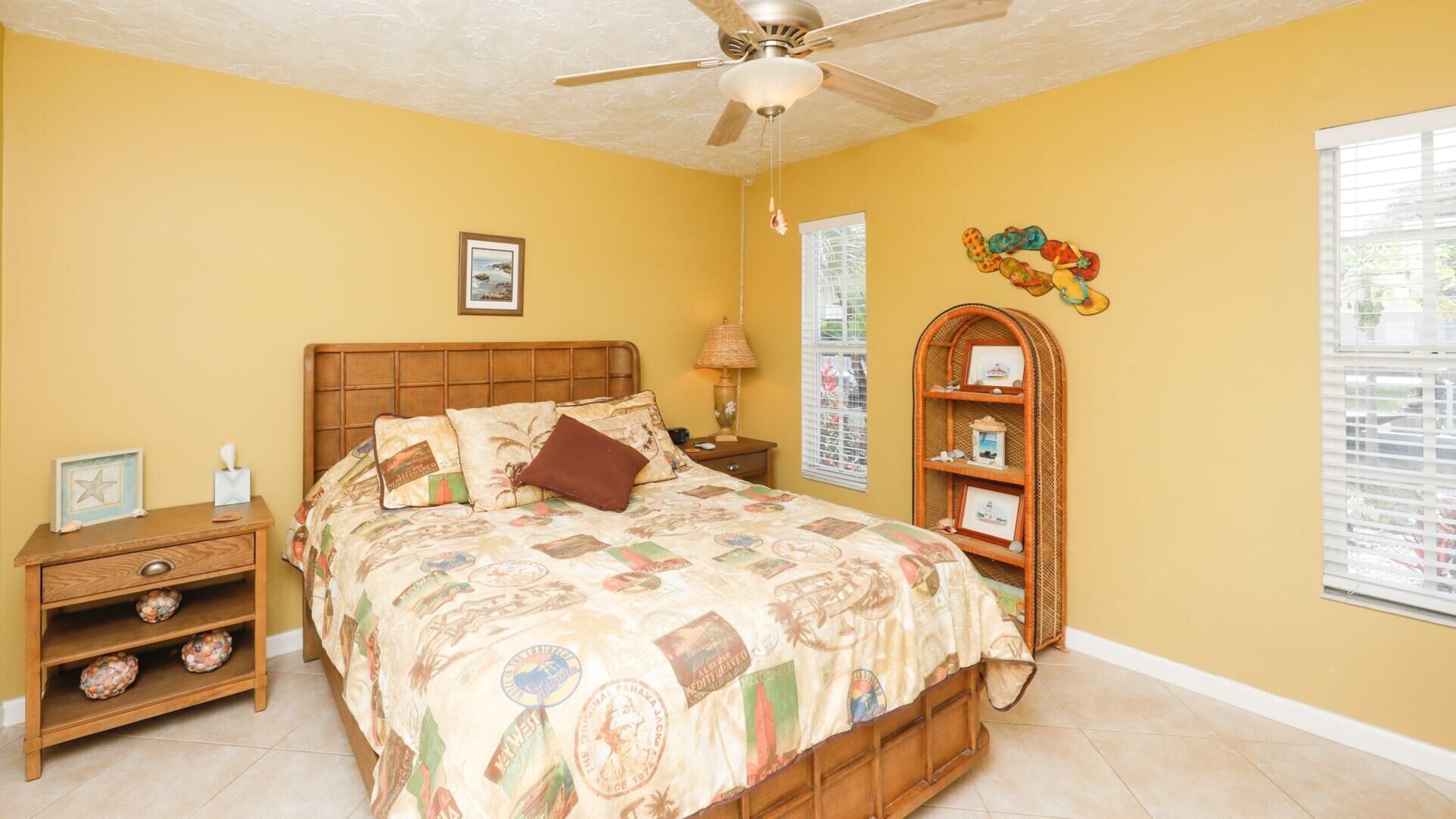 2 bedrooms, laptop workspace, free Internet, bed sheets