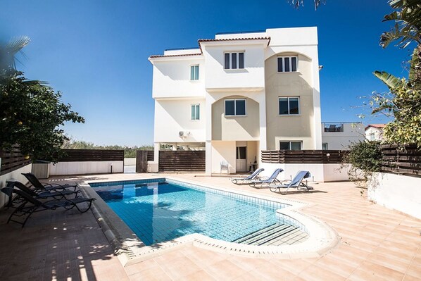 Pool - Beautiful Apartment With Communal Pool, Paralimni Apartment 1215 (Paralimni)