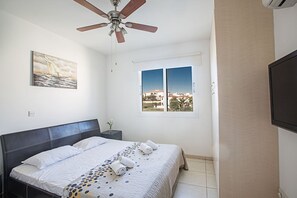 2 Schlafzimmer, laptopgeeigneter Arbeitsplatz, Bügeleisen/Bügelbrett