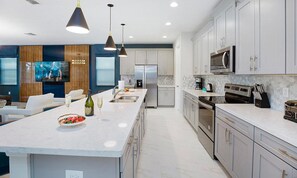 Mikrobølgeovn, ovn, kokeplater og oppvaskmaskin