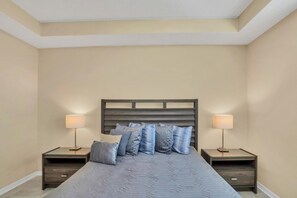 2 sovrum, arbetsyta för laptop och sängkläder