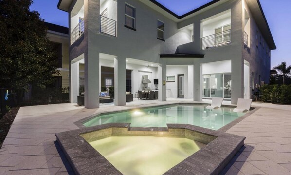 6 bedrooms, laptop workspace, WiFi, bed sheets