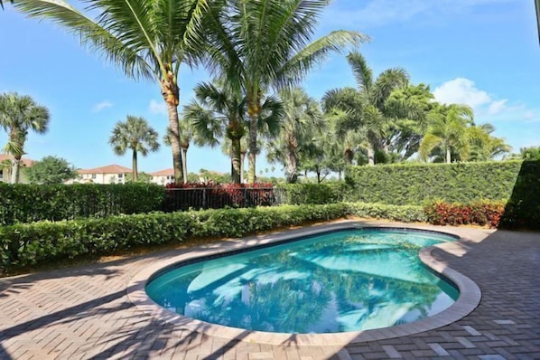 Villa (6 Bedrooms) | Front of property