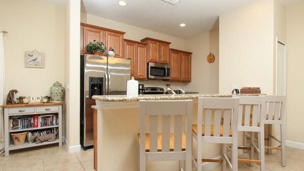 Microondas, horno, parrilla de estufa y lavavajillas 