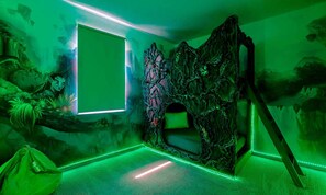 9 Schlafzimmer, laptopgeeigneter Arbeitsplatz, Bettwäsche