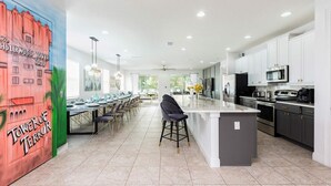 8 bedrooms, laptop workspace, bed sheets - Beautiful 5 Star Villa With Private Pool on the Prestigious Reunion Resort and Spa, Orlando Mansion 4594 (Kissimmee)
