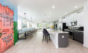 8 bedrooms, laptop workspace, bed sheets - Beautiful 5 Star Villa With Private Pool on the Prestigious Reunion Resort and Spa, Orlando Mansion 4594 (Kissimmee)