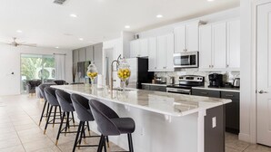 Coffee/tea maker, microwave, oven, stovetop - Beautiful 5 Star Villa With Private Pool on the Prestigious Reunion Resort and Spa, Orlando Mansion 4594 (Kissimmee)
