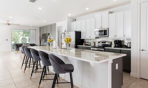 Microwave, oven, stovetop, dishwasher - Beautiful 5 Star Villa With Private Pool on the Prestigious Reunion Resort and Spa, Orlando Mansion 4594 (Kissimmee)