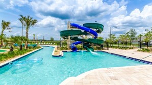 Een waterpark met een groot zwembad en meerdere glijbanen.