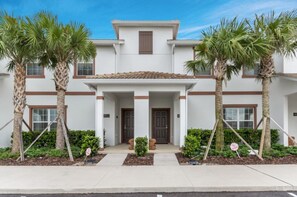 Villa (4 Bedrooms) | Front of property