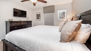 8 Schlafzimmer, laptopgeeigneter Arbeitsplatz, Bügeleisen/Bügelbrett