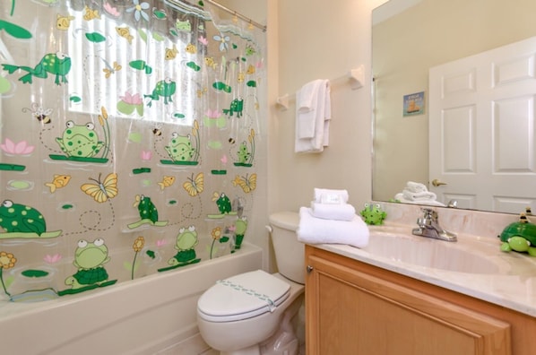 4 bedrooms, laptop workspace, free WiFi, bed sheets