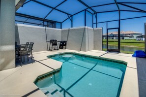 5 bedrooms, laptop workspace, free WiFi, bed sheets