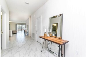 8 間臥室、筆電工作空間、床單