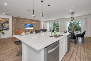 Microonde, forno, piano cottura, lavastoviglie