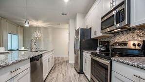 Microondas, horno, placa de cocina, lavavajillas