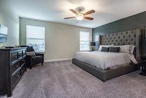 6 bedrooms, laptop workspace, bed sheets