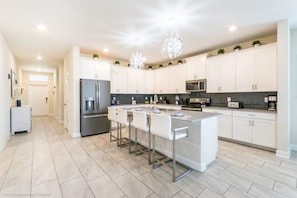 Microwave, oven, stovetop, dishwasher - 5 Star Villa Close to Disney, Orlando Villa 2540 (Davenport)