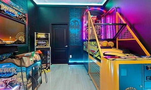 10 habitaciones, espacio para trabajar con laptop y ropa de cama