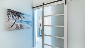 4 間臥室、筆電工作空間、床單