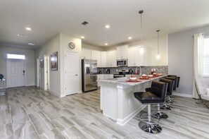 8 bedrooms, laptop workspace, bed sheets