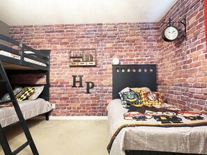 5 bedrooms, laptop workspace, bed sheets