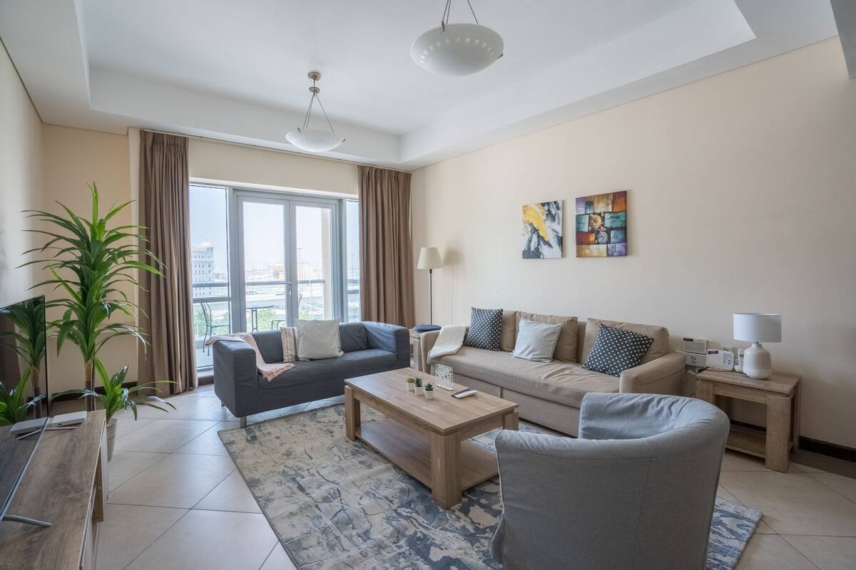 Appartement exécutif | Aire de séjour | Téléviseur à écran plat de 55 po avec télévision par câble, téléviseur