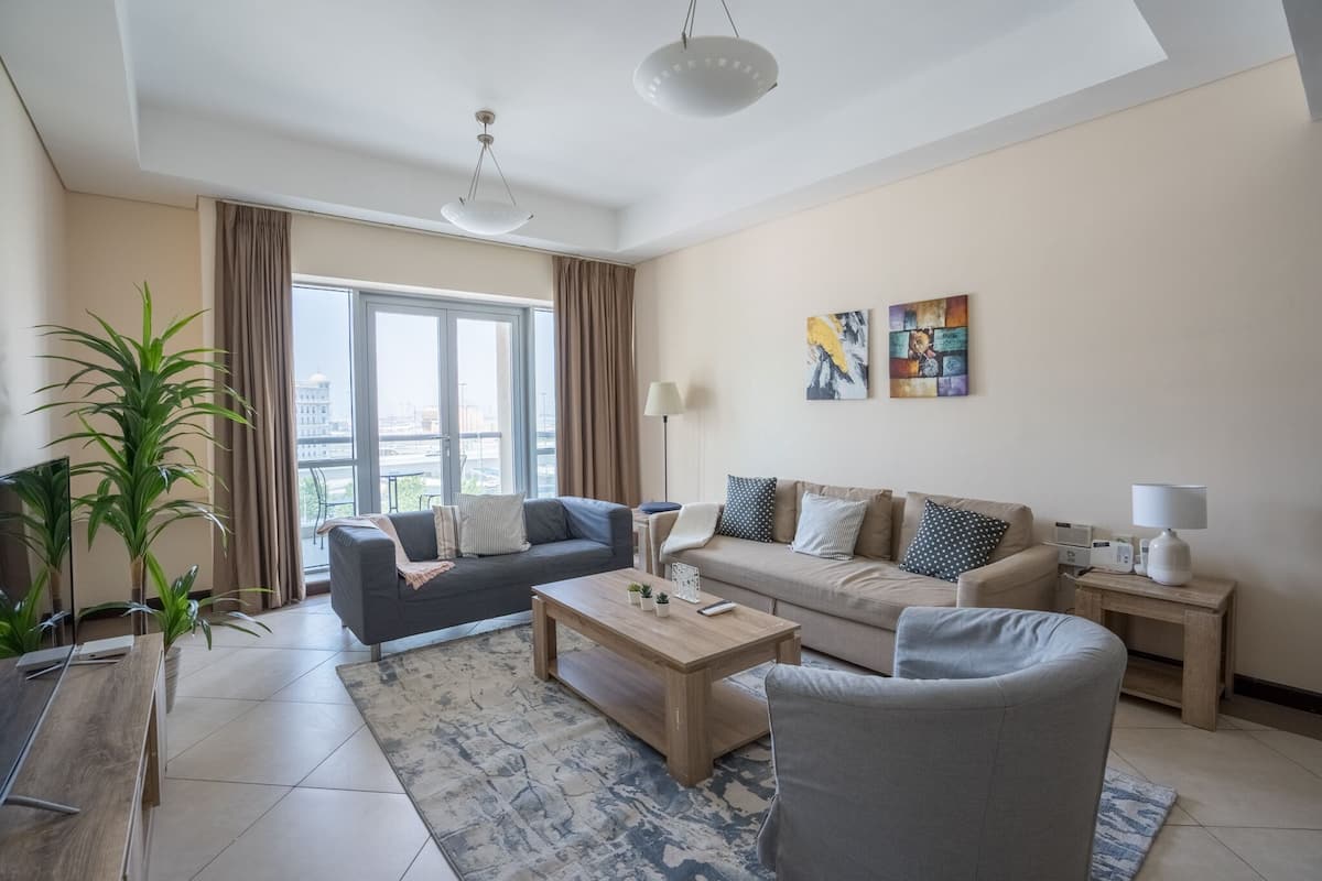 Appartamento Executive | Area soggiorno | TV a schermo piatto 55 pollici con canali via cavo, TV