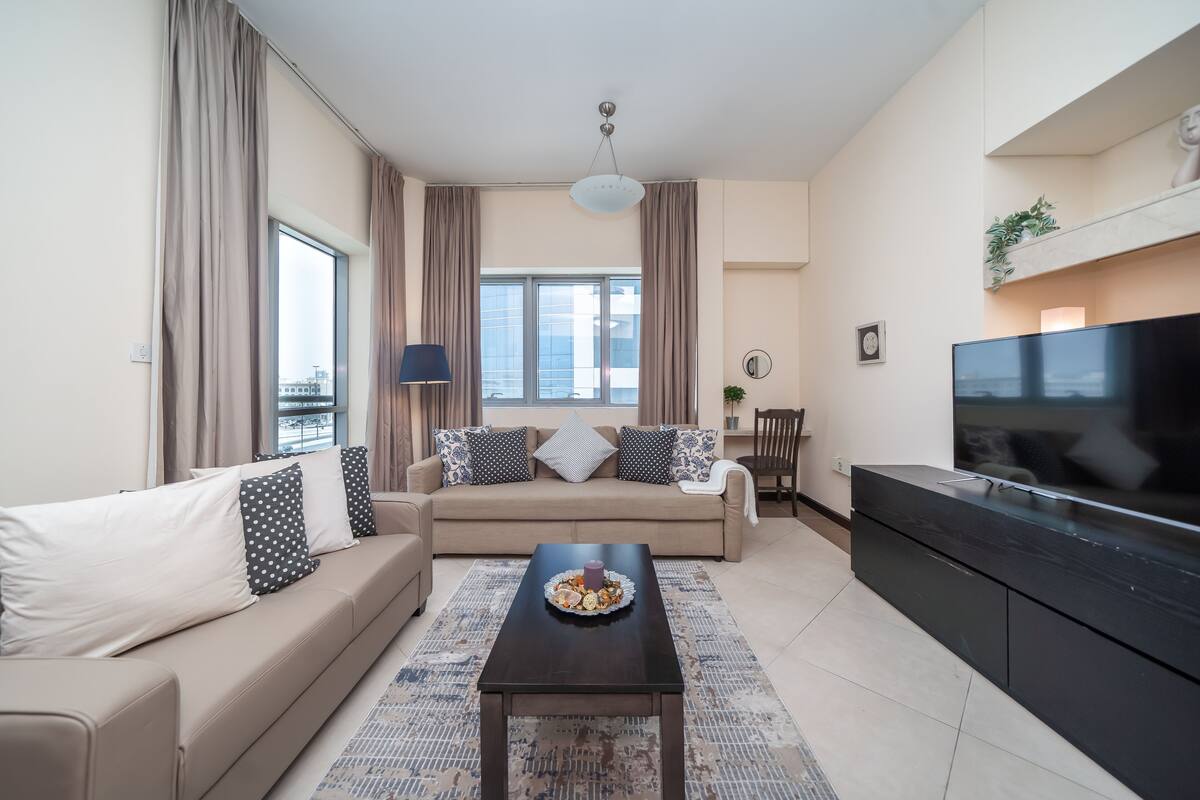 Appartement Confort, 1 chambre, vue sur la ville | Aire de séjour | Téléviseur à écran plat de 55 po avec télévision par câble, téléviseur