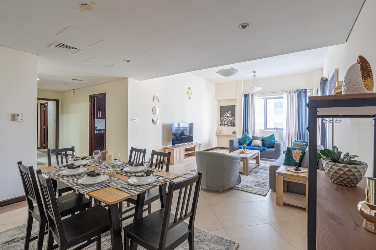 Appartamento Luxury | Area soggiorno | TV a schermo piatto 55 pollici con canali via cavo, TV