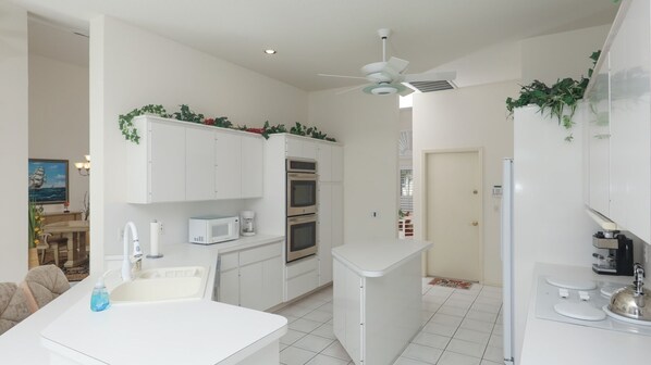 Four à micro-ondes, un four, surface de cuisson, lave-vaisselle