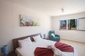 1 Schlafzimmer, laptopgeeigneter Arbeitsplatz, Bügeleisen/Bügelbrett