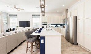 電冰箱、微波爐、烤箱、爐台