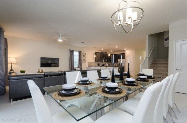 Four à micro-ondes, un four, surface de cuisson, lave-vaisselle