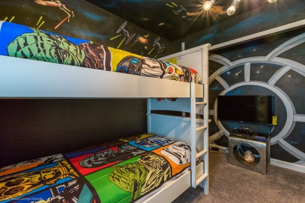 6 bedrooms, laptop workspace, WiFi, bed sheets