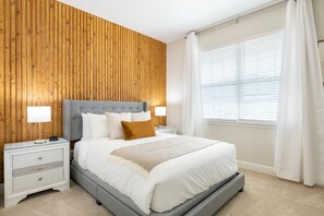 5 habitaciones y espacio para trabajar con laptop 