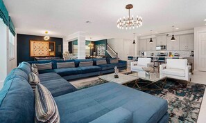 8 間臥室、筆電工作空間、床單