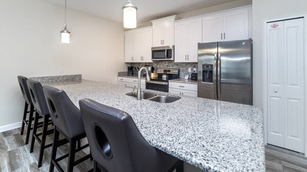 Microondas, horno, placa de cocina y lavavajillas