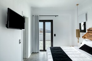 2 多间卧室、笔记本电脑工作区、床单